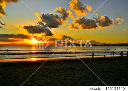 江の島  片瀬西浜・鵠沼海岸から観る富士山の夕景 133155240