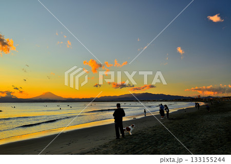 江の島  片瀬西浜・鵠沼海岸から観る富士山の夕景 133155244