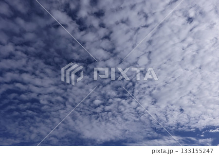 自然　気象　高積雲、中層雲。空を埋める小さな雲片、波状雲と層状雲の境目でしょうか 133155247