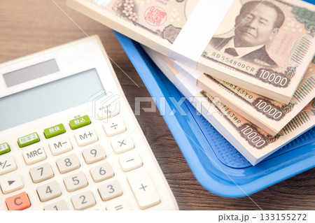 現金と電卓 現金と電卓 133155272