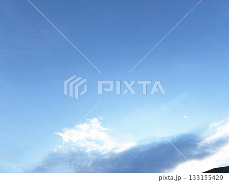 青空に浮かぶ白い雲 133155429