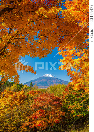 二十曲峠から見た紅葉の額縁に富士山 二十曲峠から見た紅葉の額縁に富士山 133155475