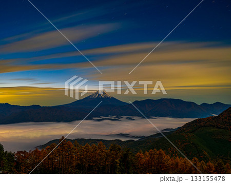 夜の櫛形山から見た雲海と富士山 夜の櫛形山から見た雲海と富士山 133155478