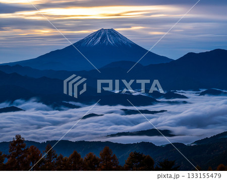 夜明け前の櫛形山からの雲海と富士山 夜明け前の櫛形山からの雲海と富士山 133155479