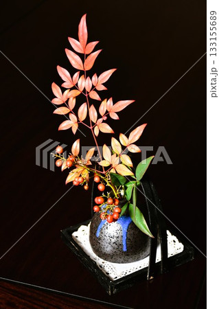 赤い実をつけた南天 小さな生け花 赤い実をつけた南天 小さな生け花 133155689