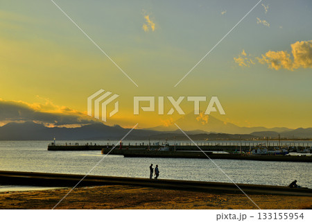 江の島 江の島弁天橋から観る富士山の夕景 江の島 江の島弁天橋から観る富士山の夕景 133155954
