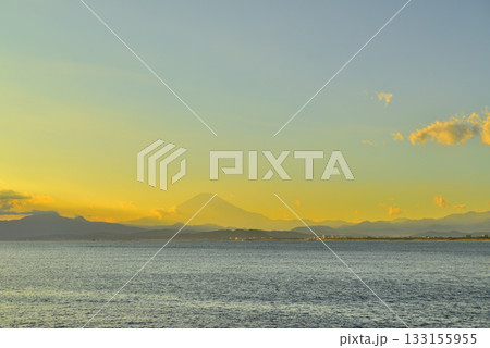 江の島  江の島弁天橋から観る富士山の夕景 133155955