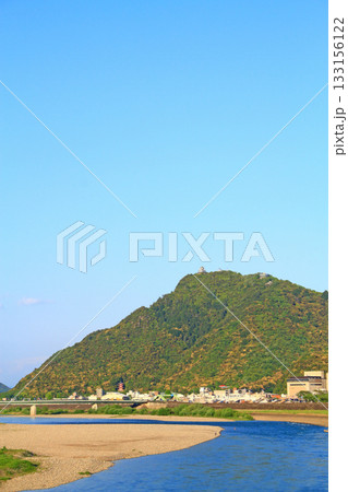 岐阜県岐阜市、金華山と長良川の風景 岐阜県岐阜市、金華山と長良川の風景 133156122