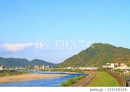 岐阜県岐阜市、金華山と長良川の風景 岐阜県岐阜市、金華山と長良川の風景 133156124