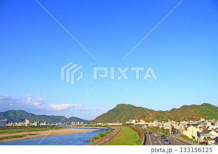 岐阜県岐阜市、金華山と長良川の風景 岐阜県岐阜市、金華山と長良川の風景 133156125