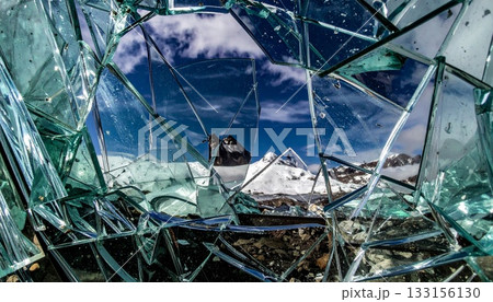 砕けたガラス越しに見る雪山の絶景2 133156130