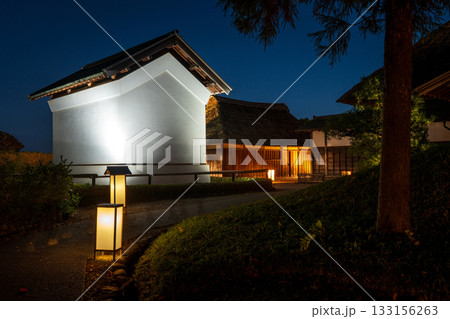 古民家と蔵の夜景ライトアップ/温かな灯りに照らされた日本の伝統建築 古民家と蔵の夜景ライトアップ/温かな灯りに照らされた日本の伝統建築 133156263