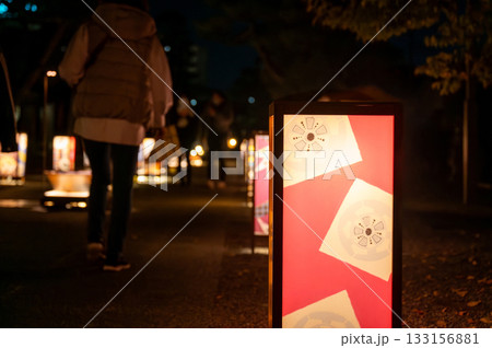 行灯が並ぶ夜の散策路とシルエットの人々 133156881
