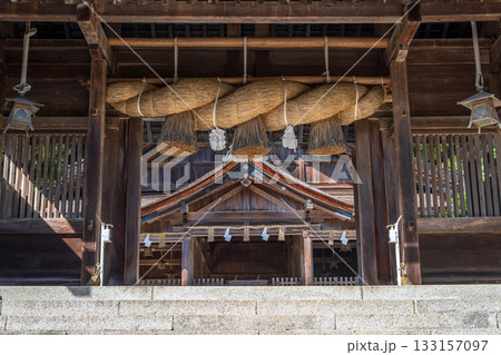 島根 美保神社 神門から拝殿を望む 133157097