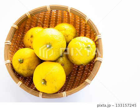 猿に入った収穫した柚子の実 133157245