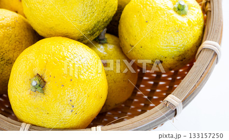 猿に入った収穫した柚子の実 133157250