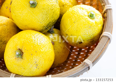 猿に入った収穫した柚子の実 133157253