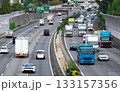 日本の都市高速道路を走る多様な車両と交通の流れ 日本の都市高速道路を走る多様な車両と交通の流れ 133157356
