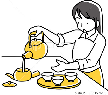 急須でお茶を用意する女性 急須でお茶を用意する女性 133157648