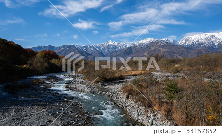 冠雪した晩秋の北アルプス　長野県白馬村 133157852