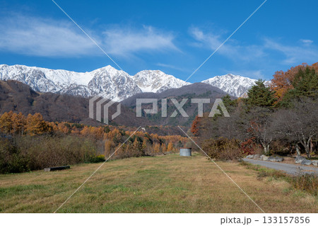 冠雪した晩秋の北アルプス 長野県白馬村 冠雪した晩秋の北アルプス 長野県白馬村 133157856
