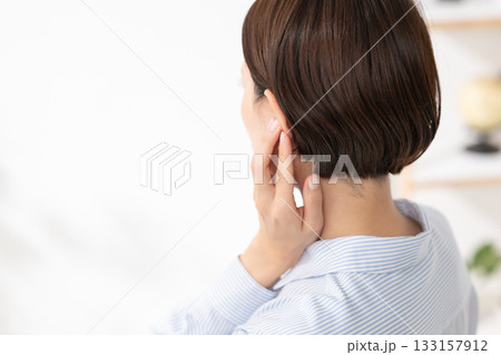 耳をおさえる女性 133157912