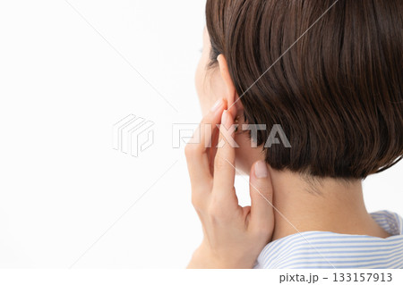 耳をおさえる女性 耳をおさえる女性 133157913