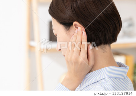 耳をおさえる女性 耳をおさえる女性 133157914