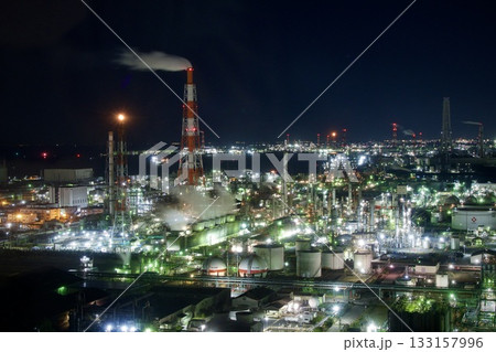 四日市港の夜景(ポートビル展望台から・フレアスタックが輝く工場夜景) 四日市港の夜景(ポートビル展望台から・フレアスタックが輝く工場夜景) 133157996