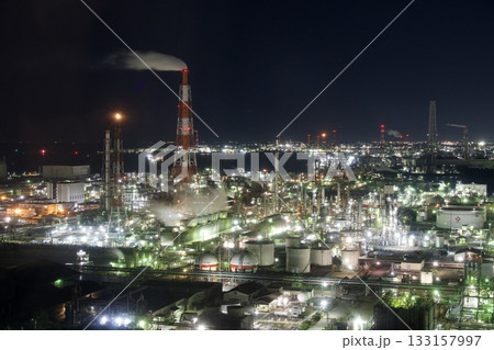 四日市港の夜景（ポートビル展望台から・フレアスタックが輝く工場夜景） 133157997