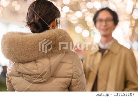 待ち合せをする男女 待ち合せをする男女 133158107