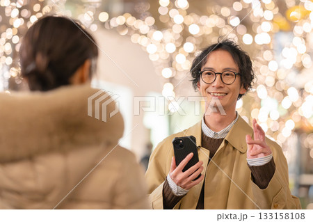 待ち合せをする男女 133158108