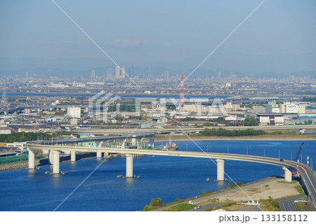 四日市港・港の風景と名古屋市内のビル群 四日市港・港の風景と名古屋市内のビル群 133158112