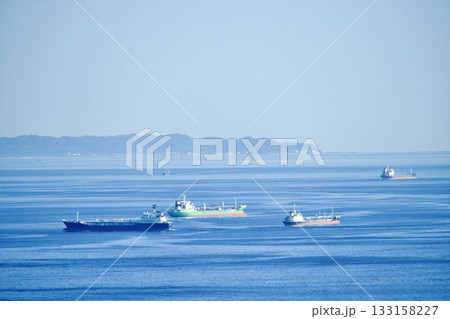伊勢湾を航行する貨物船の昼景 伊勢湾を航行する貨物船の昼景 133158227