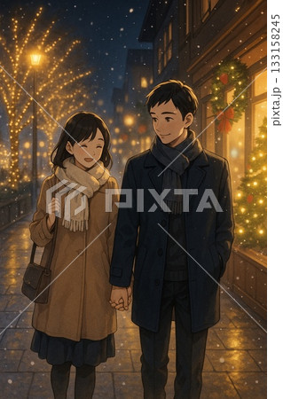 クリスマスの夜に手をつないで歩くカップル 133158245