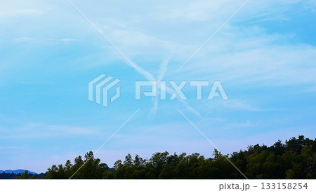 青空に浮かぶX(飛行機雲) 青空に浮かぶX(飛行機雲) 133158254