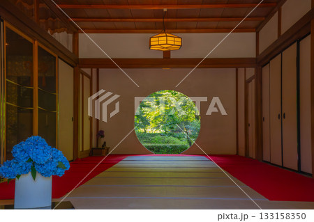 明月院　方丈内の「悟りの窓」 133158350
