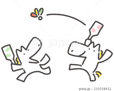 羽子板で羽根つきをする2頭の白馬 新年 正月素材 羽子板で羽根つきをする2頭の白馬 新年 正月素材 133158412