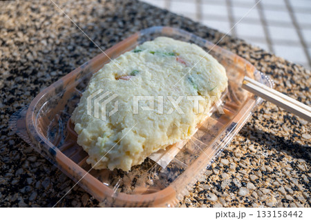 日本のスーパーのとても美味しい弁当と惣菜 133158442