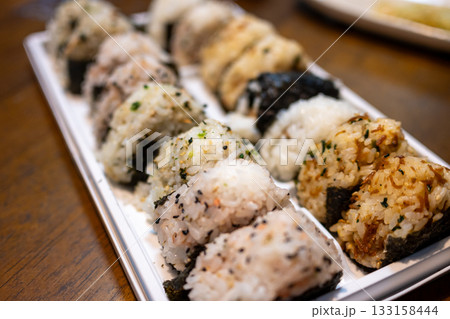 日本のスーパーのとても美味しい弁当と惣菜 133158444