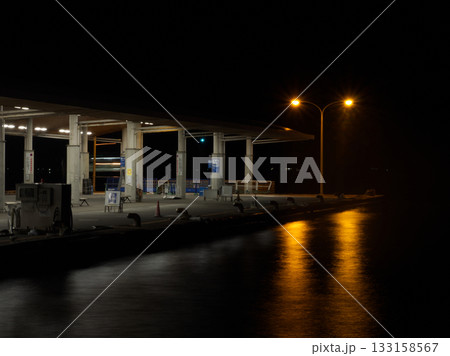 夜の広島港散歩、波が静かな瀬戸内海 夜の広島港散歩、波が静かな瀬戸内海 133158567