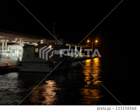 夜の広島港散歩、波が静かな瀬戸内海 夜の広島港散歩、波が静かな瀬戸内海 133158568