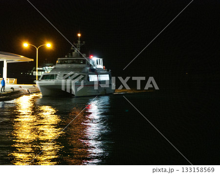 夜の広島港散歩、波が静かな瀬戸内海 夜の広島港散歩、波が静かな瀬戸内海 133158569