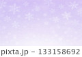 背景（冬）_ラベンダーグラデーションと雪の結晶がふわっと舞うやわらか冬背景（テキストスペースあり） 133158692