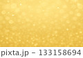 背景（冬）_シャンパンゴールドのキラキラ光と淡い雪の冬背景（テキストスペースあり） 133158694