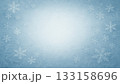 背景（冬）_霜ガラス風ブルーグラデーションと雪の結晶フレームの冬背景（テキストスペースあり） 133158696