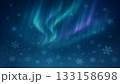 背景（冬）_オーロラが揺らめく夜空と雪の結晶の冬背景（テキストスペースあり） 133158698