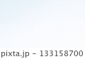 背景（冬）_淡い水色グラデーションの超ミニマル冬背景（さりげない雪粒・テキストスペースあり） 133158700