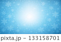 背景（冬）_中央から光が広がる水色グラデーションと雪の結晶の冬背景（テキストスペースあり） 133158701
