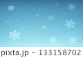 背景（冬）_六角形グリッドと雪の結晶が重なるテクノロジー風冬背景（テキストスペースあり） 133158702